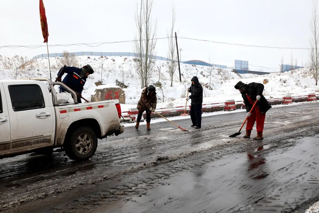 破冰除雪保障煤炭发运.JPG