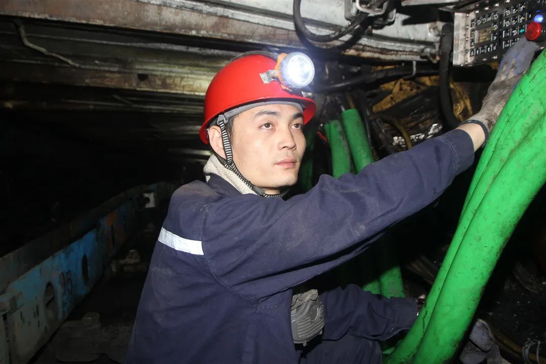 在井下采煤工作面,滨湖煤矿采掘准备工区职工刘镇,仔细检查设备,提高设备开机率,确保安全生产高效顺畅。(孙冬).JPG