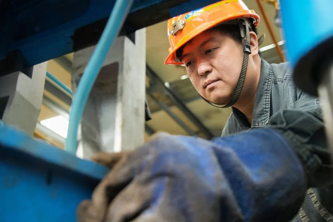 “五一”“生意”好,刚到单位的枣矿集团高庄煤业物资加工超市职工张坤,就接到了“大单”,制作10个皮带支架。( 耿玉鸣 摄).jpg