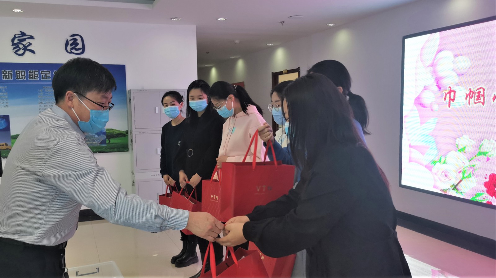 盛鲁能化工会主席在为女职工发放节日礼品和防疫物资