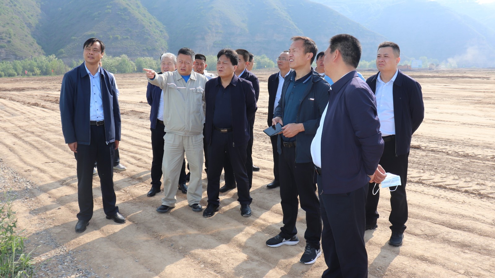 中铁一局集团有限公司到灵台电厂实地考察宝麟铁路北延线规划建设事宜