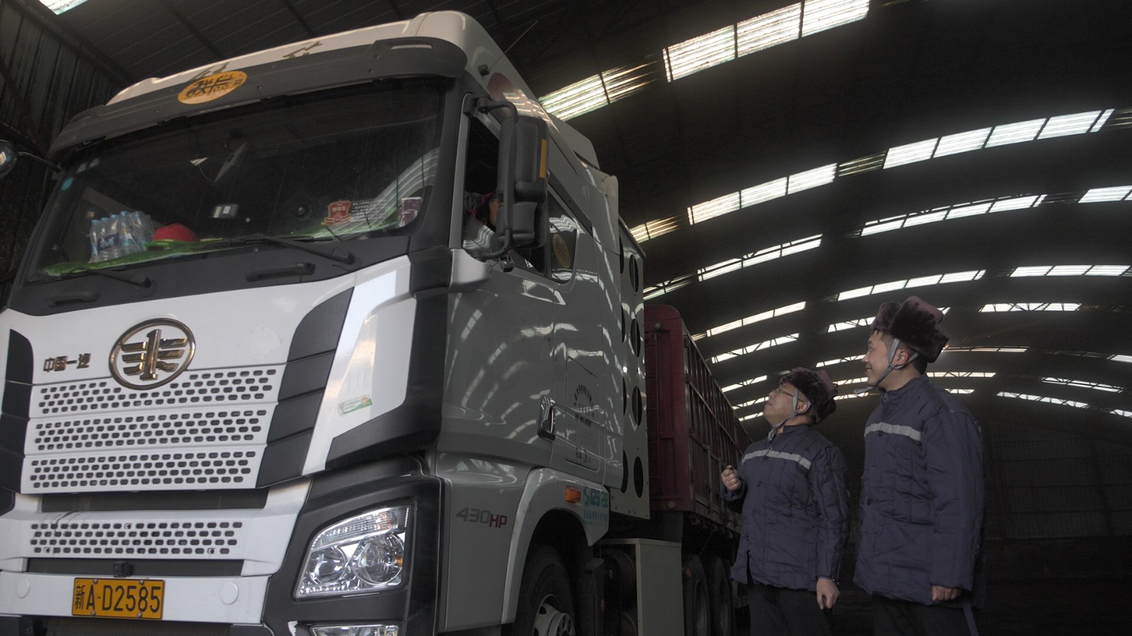 在宁夏盐池硅煤选煤加工基地与货车司机交流