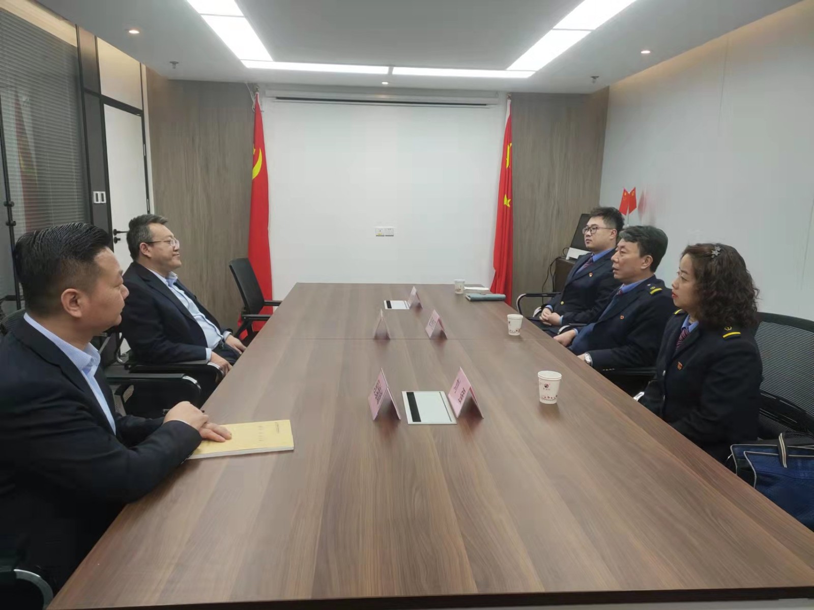 与铁路部门座谈现场