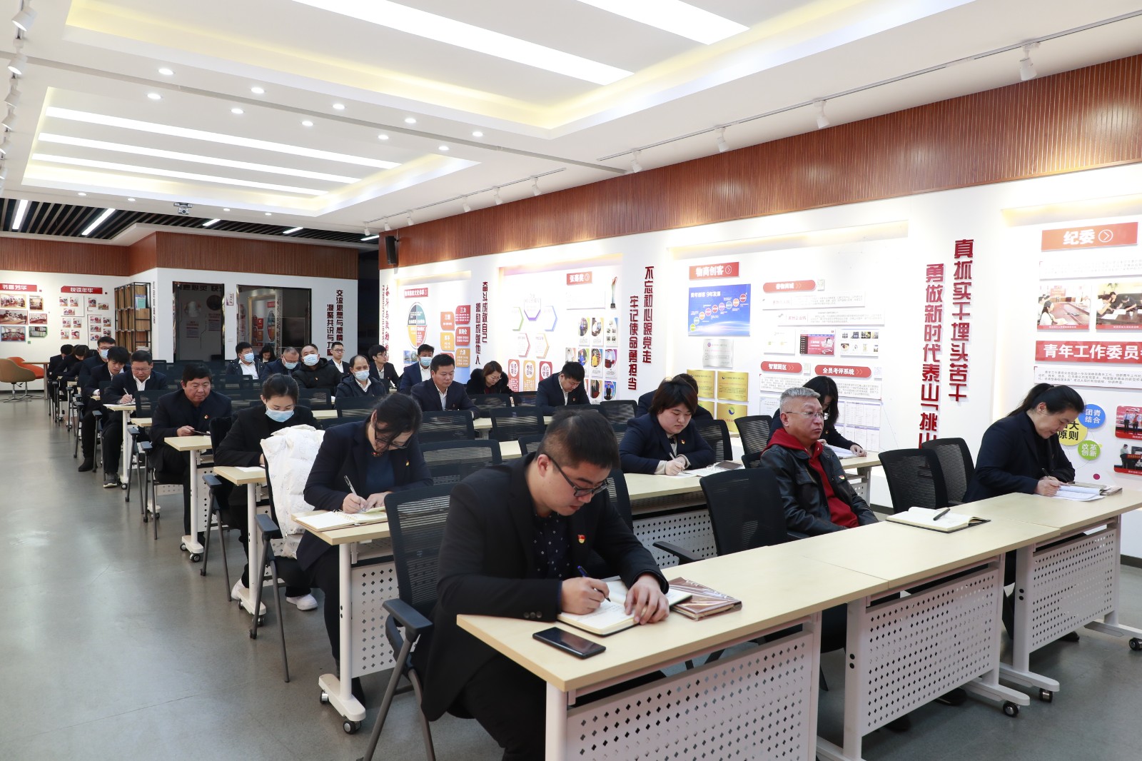 物商集团组织学习贯彻岳宝德在能源集团工会全委（扩大）会议上讲话精神