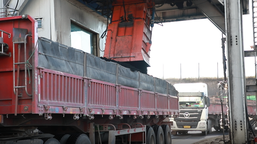 图为运煤车辆在快速装车站下装煤"我们开发出大块煤品种,实行竞价销售