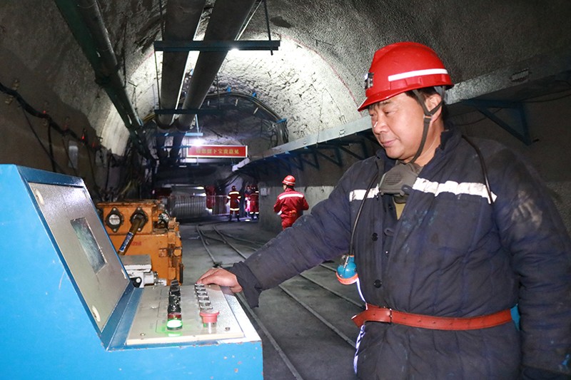 1两大改造项目的设计、组织者——绿塘煤矿机运工区党支部书记刘问龙