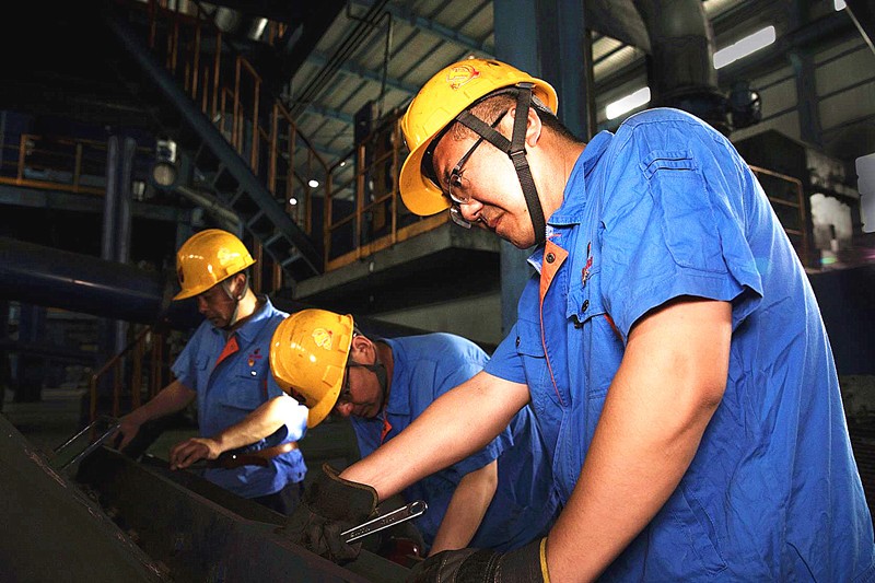 生产攻关小组对成型机进行技术改造（图片4）