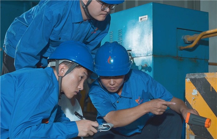 蓝天公司洁净煤厂职工检修柱磨机2