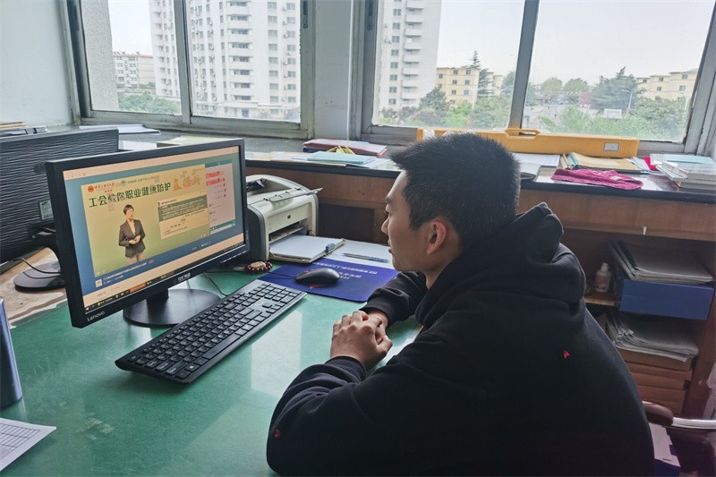 东滩矿综掘二区职工收看讲座