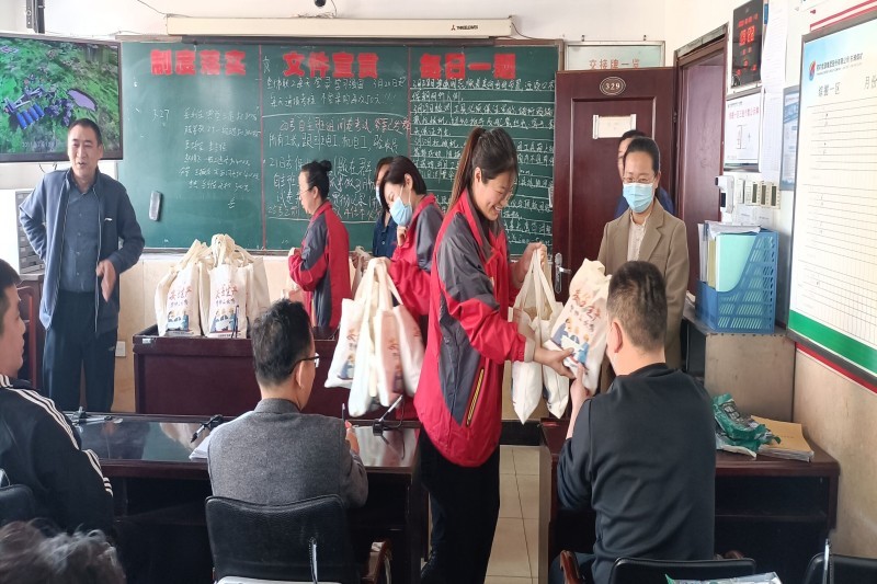 女工委为综掘一区送祝福