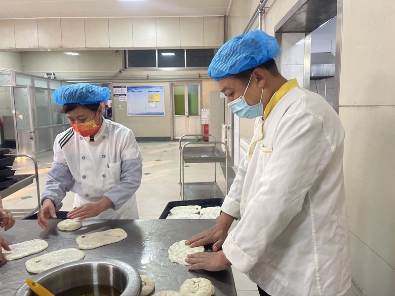 职工食堂在制作早餐火烧_副本