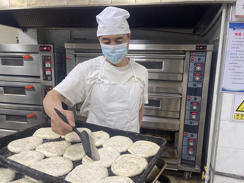 职工食堂在烤火烧_副本