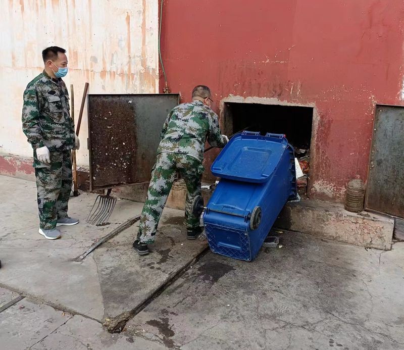 职工在职工公寓清理生活垃圾_副本