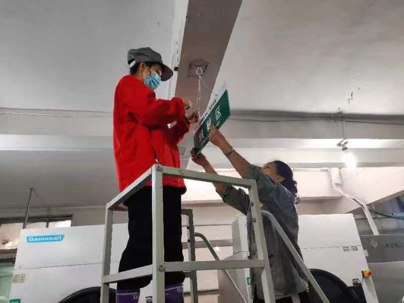 职工在洗衣房悬挂监测牌_副本