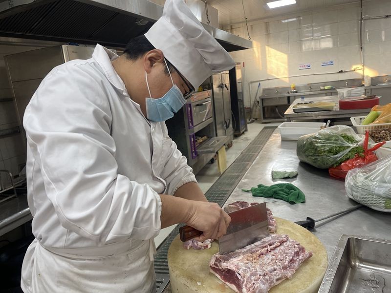 职工在食堂切割午餐肉食_副本