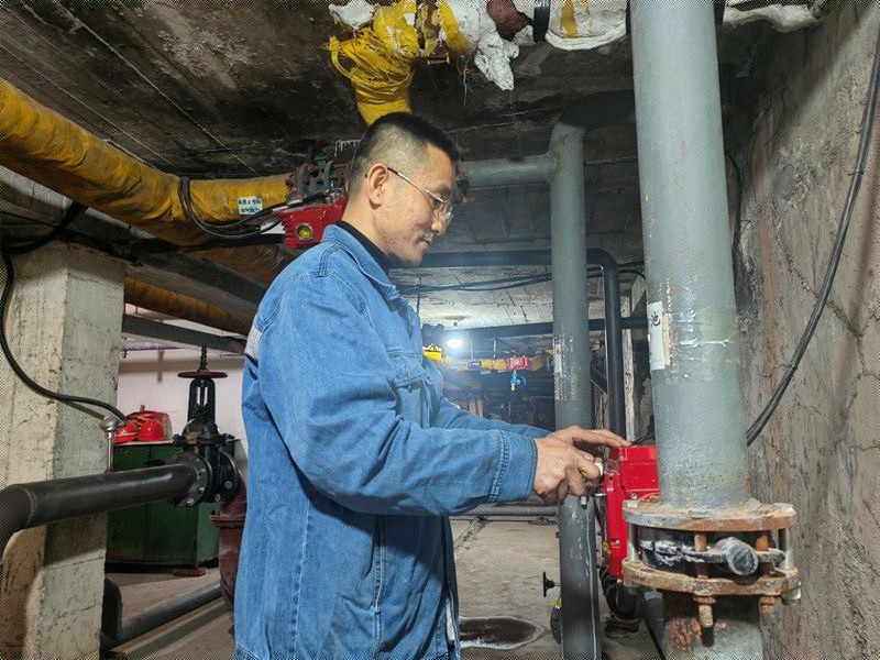 职工对供暖系统进行维修_副本