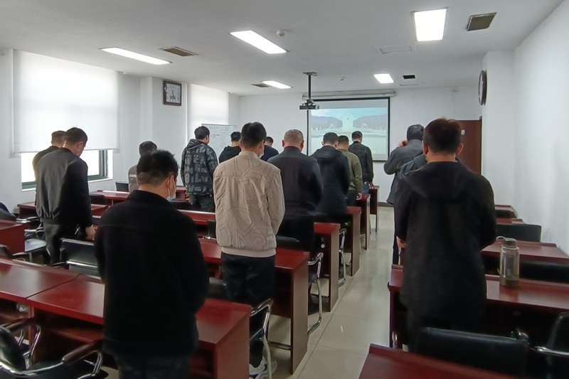 综掘一区党支部全场默哀致敬不朽英烈