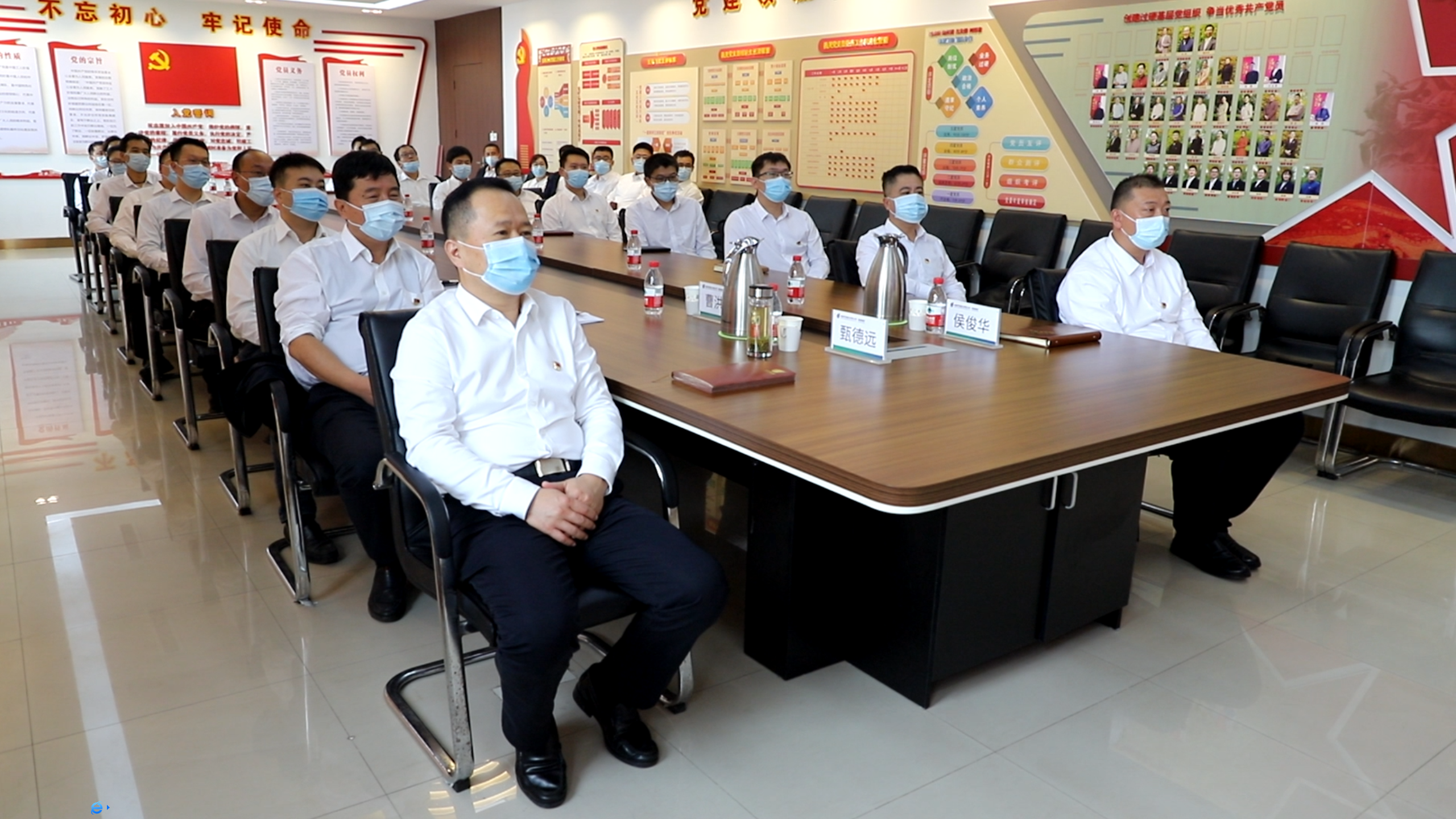 赵楼煤矿充分利用多种形式，动员干部职工观看党的二十大盛况。