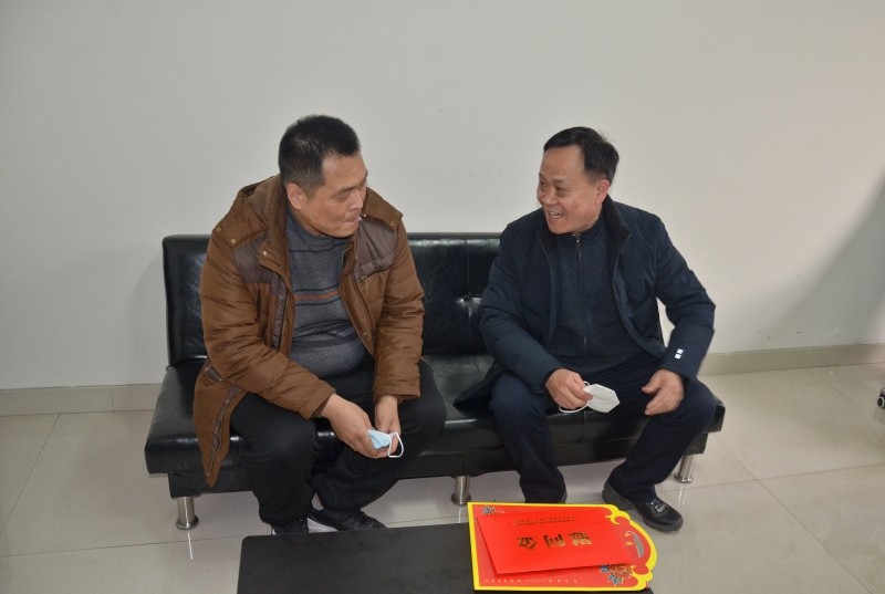 刘树彬慰问运搬工区困难党员救助----张鹏_副本