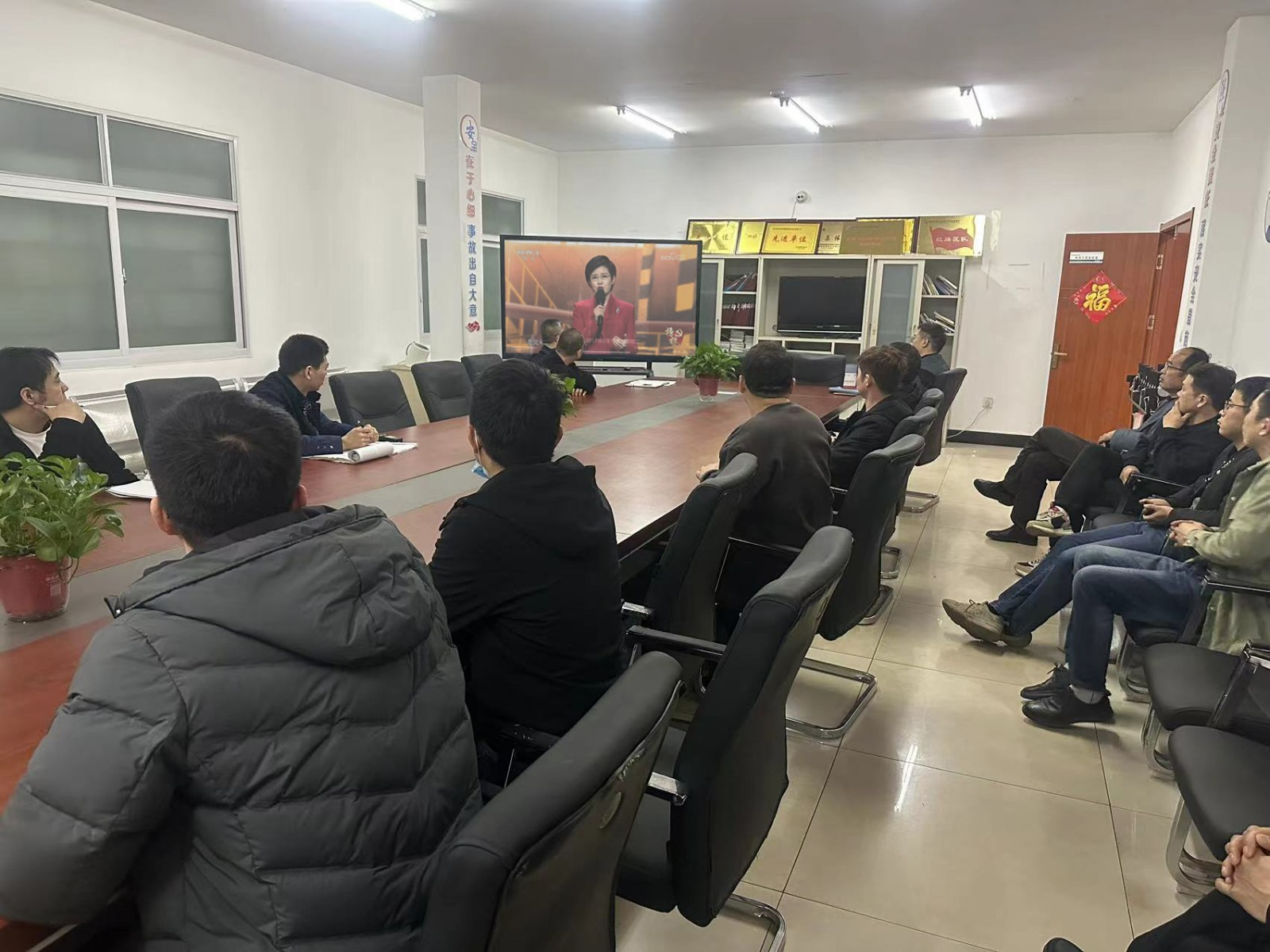 机电工区党支部观看榜样7