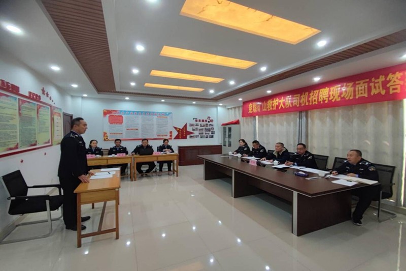 大队举行驾驶员招聘现场面试答辩会图片1_副本