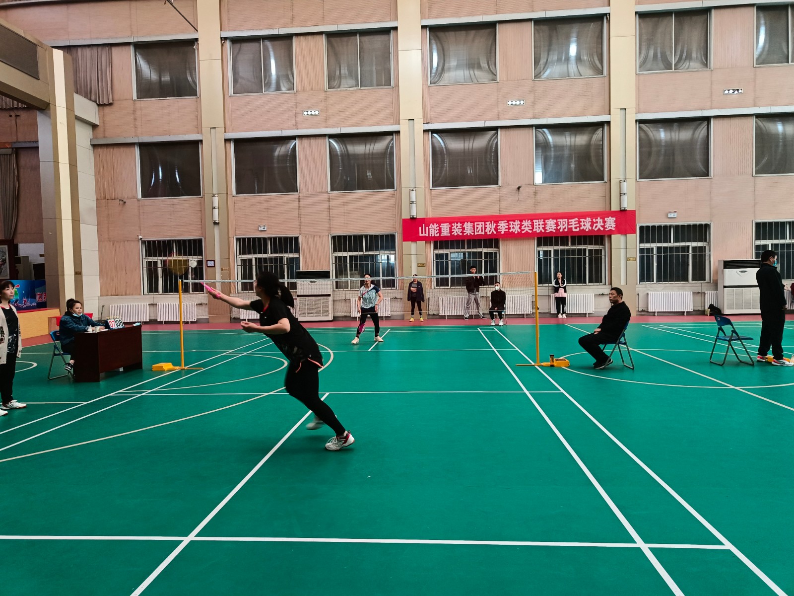 集团公司职工羽毛球赛在新汶分公司举行