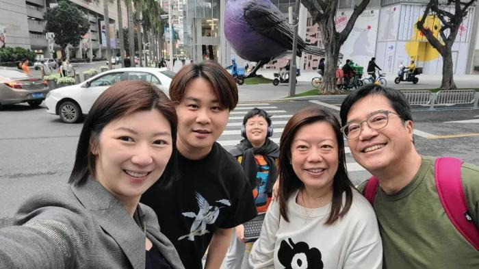 香港特区政府财政司副司长黄伟纶(右一)在深圳与香港特区立法会议员容海恩(左一)偶遇。容海恩社交媒体图片