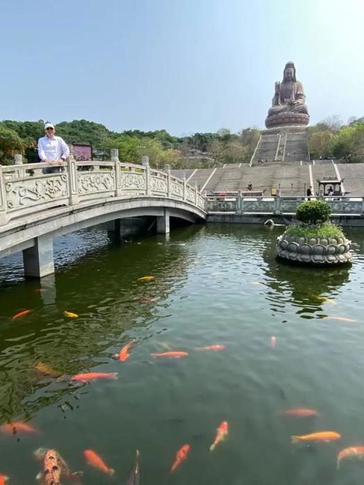 陈健波在佛山西樵山观音像前。受访者供图