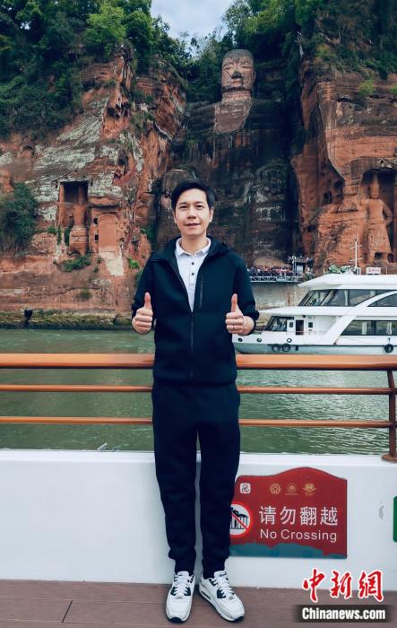 吴杰庄在乐山大佛。受访者供图