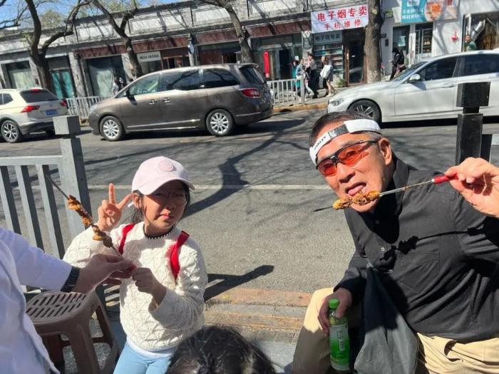田北辰(右)在北京街头吃烤串。田北辰社交媒体图片