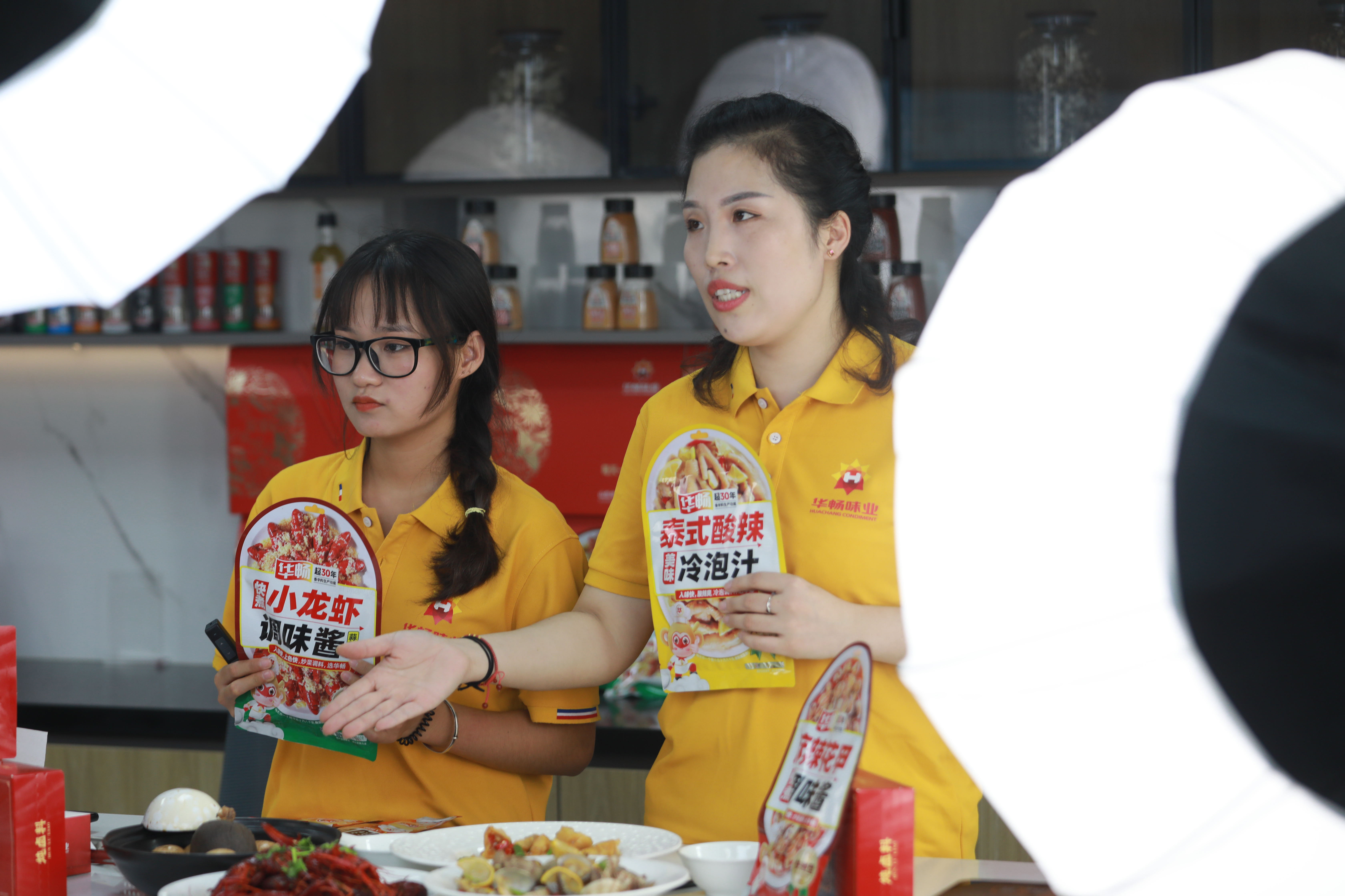 山东华畅食品股份有限公司的合作主播正在直播间进行线上销售。