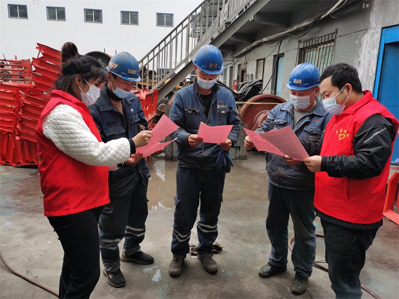 青年志愿者到一线宣贯党的二十大