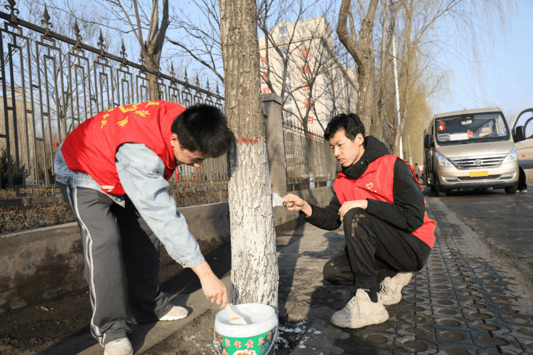 图为正通该公司组织植树节活动.gif 图片