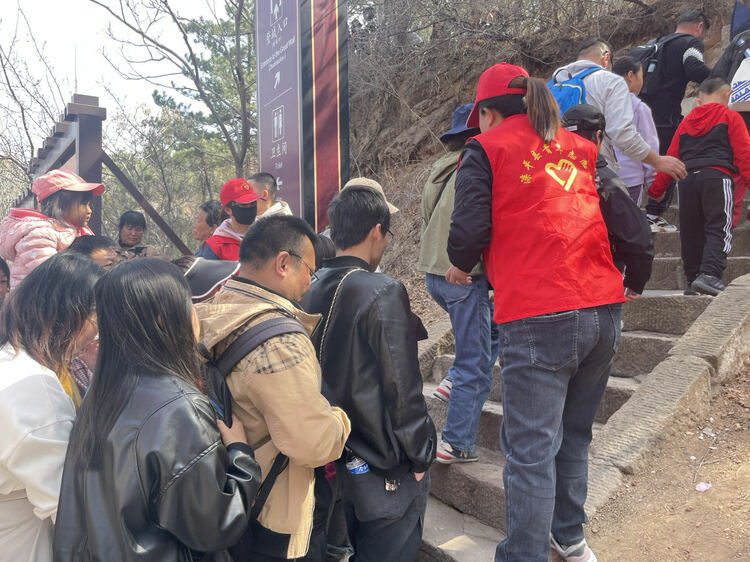 共青团滦平县委：青春在志愿服务中绽放绚丽光彩_fororder_“金山岭长城杏花节”——滦平县青年志愿者在疏导分流、维持秩序
