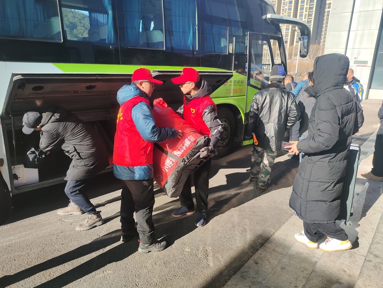 共青团滦平县委：青春在志愿服务中绽放绚丽光彩_fororder_“暖冬行动”——滦平县“返家乡”大学生志愿者在汽车站帮助旅客搬运行李