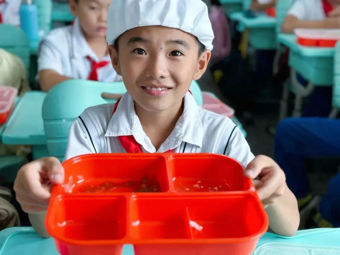 城阳区流亭街道仙家寨小学学生展示光盘民以食为天,食以俭养德