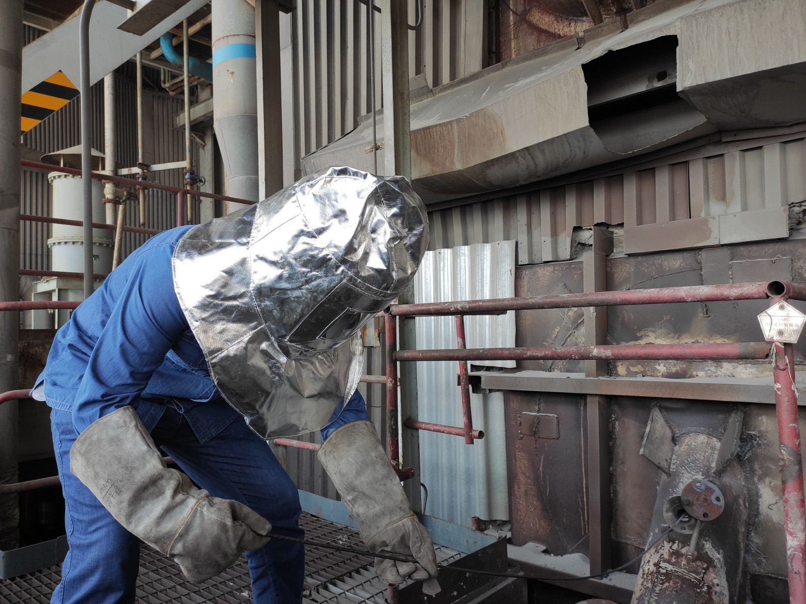 全副武装疏通排渣管