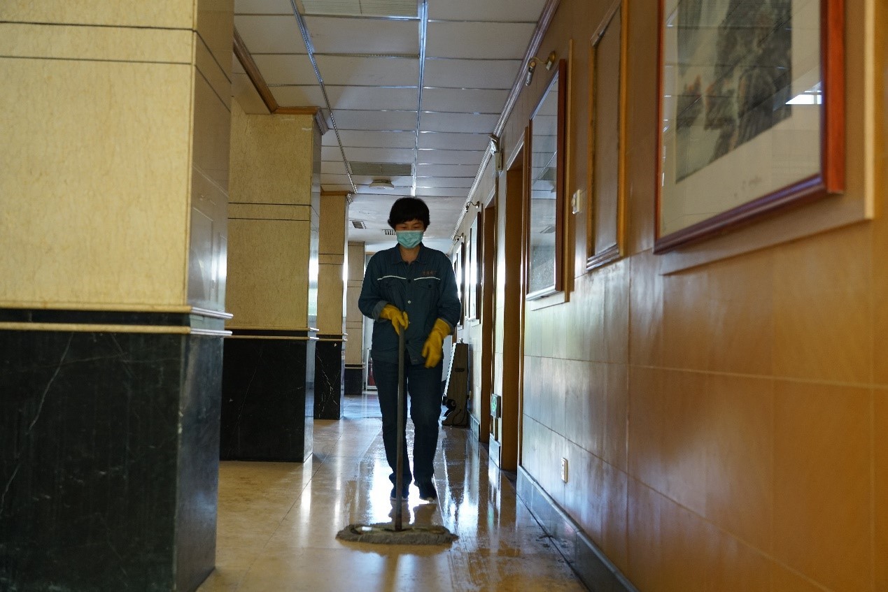 她,一个人管理招待所1