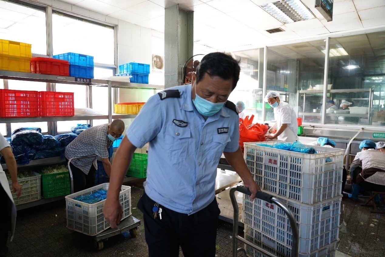 保安大哥“参战”