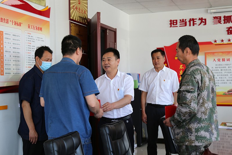 王九红慰问困难职工