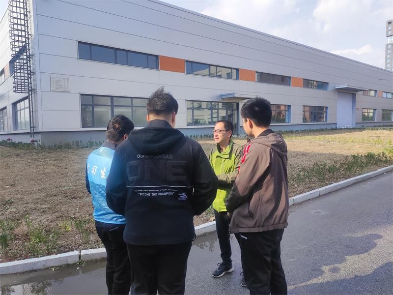 带队实习老师在厂区与学生们交流
