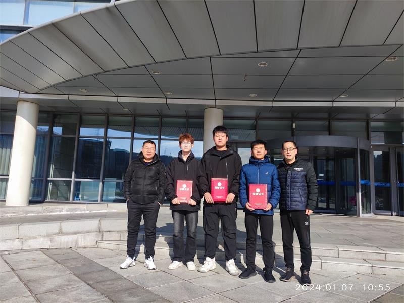 带队老师及企业人力部门与学生合影留念