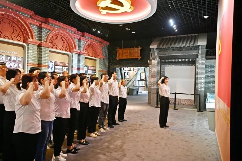 东华科技党员重温入党誓词,在党旗下庄严宣誓(孙佳宁).jpg 图片