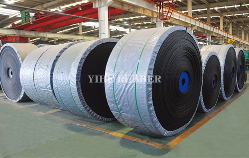 Layered fabric core conveyor belt