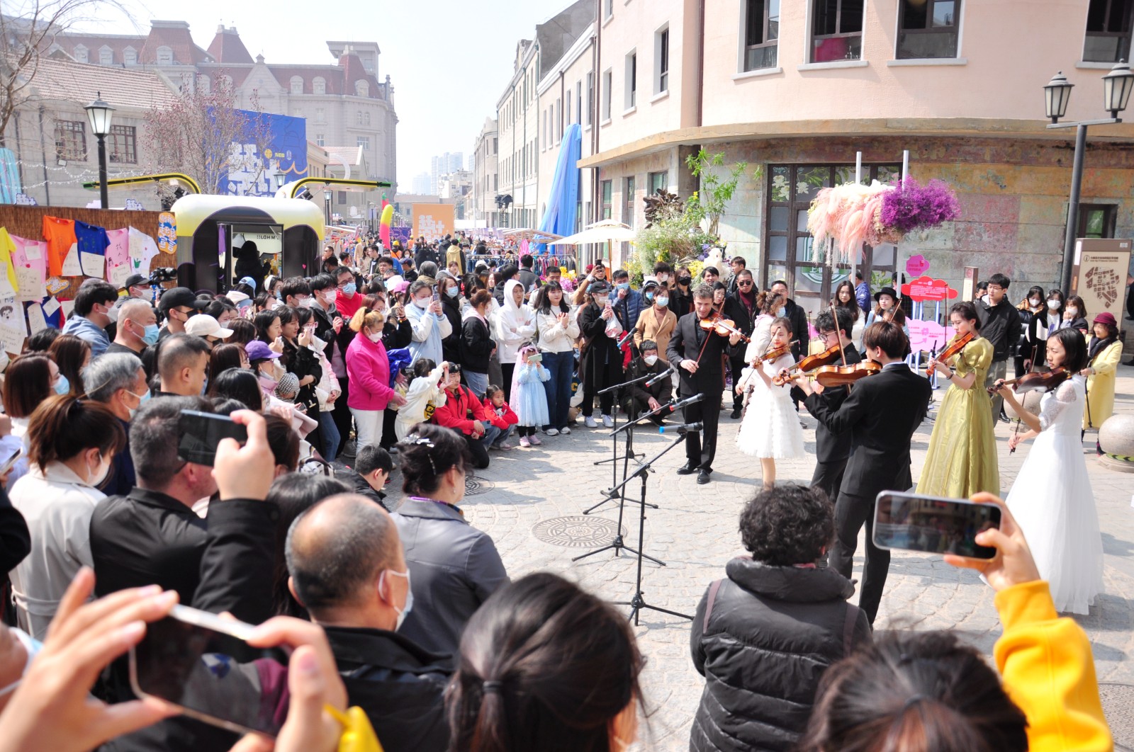 青青之岛，爱乐之城”第三场小提琴快闪活动上演_教育频道_中国山东网_中国山东网