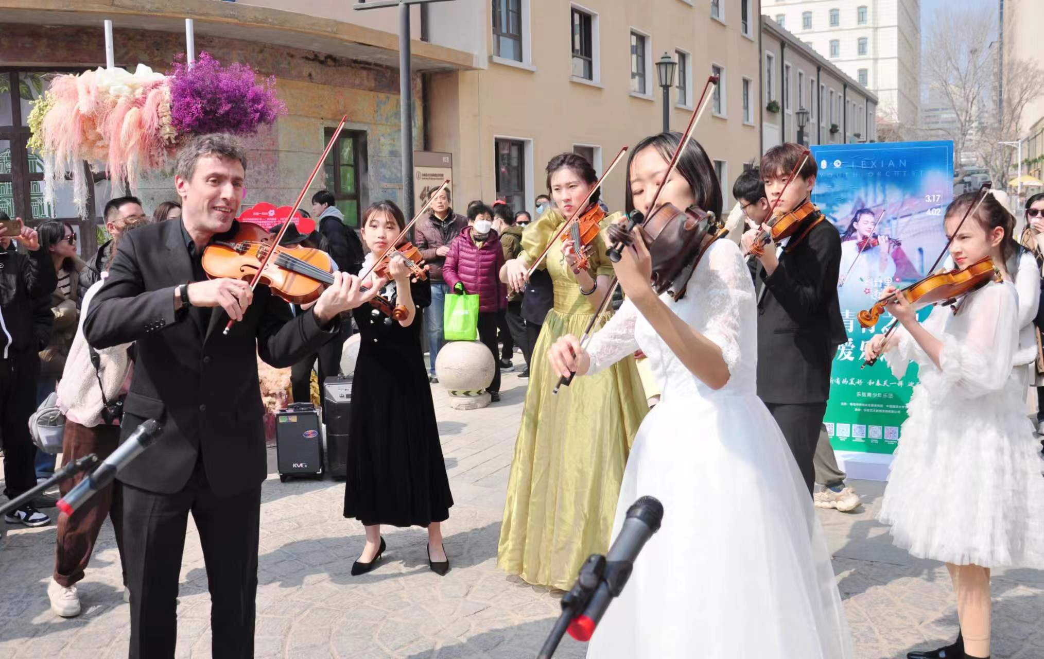 青青之岛，爱乐之城”第三场小提琴快闪活动上演_教育频道_中国山东网_中国山东网