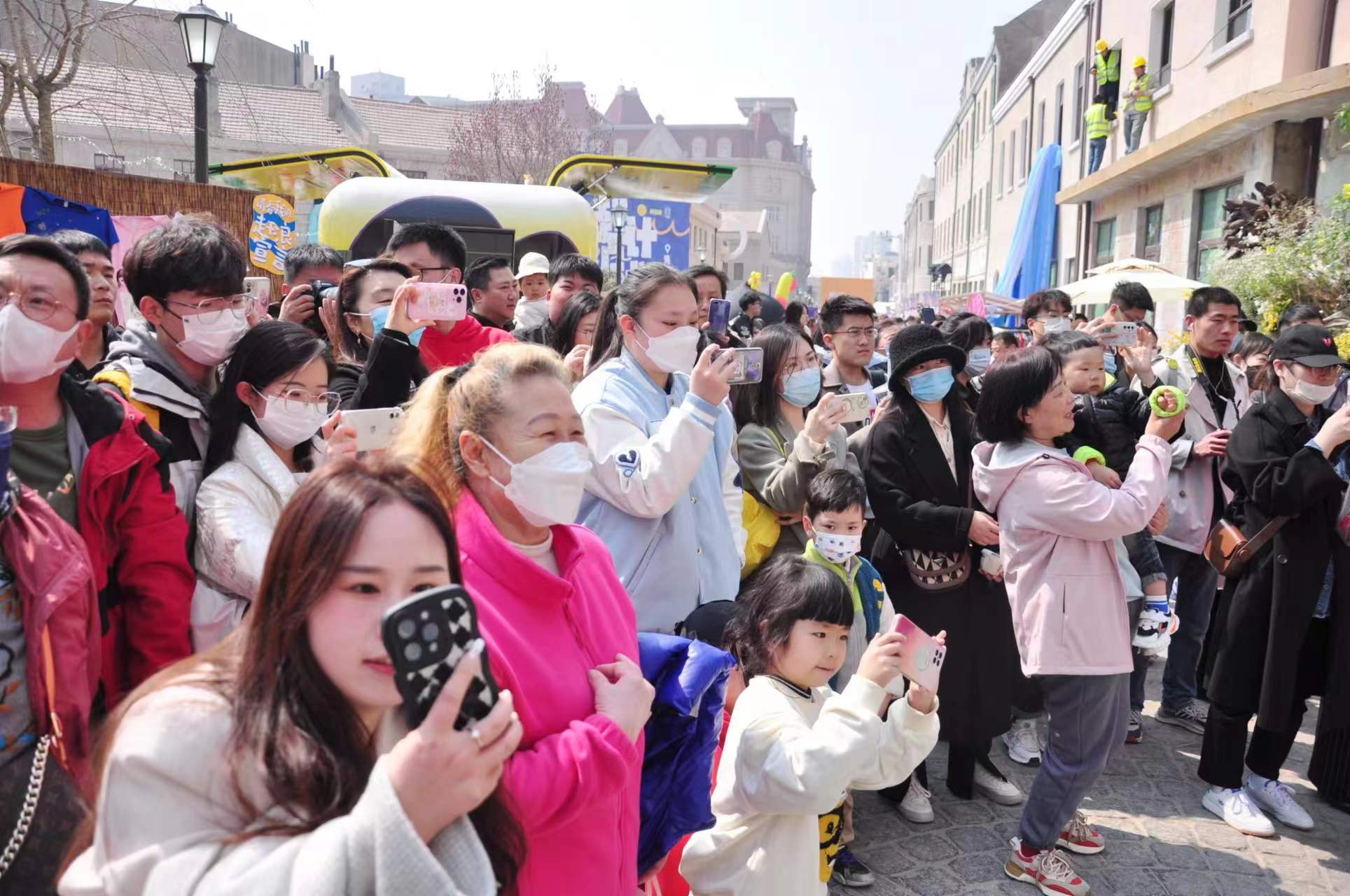 青青之岛，爱乐之城”第三场小提琴快闪活动上演_教育频道_中国山东网_中国山东网