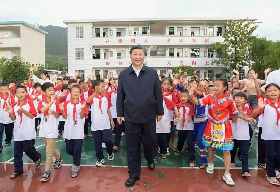2020年9月16日，习近平总书记在湖南郴州市汝城县文明瑶族乡第一片小学考察。