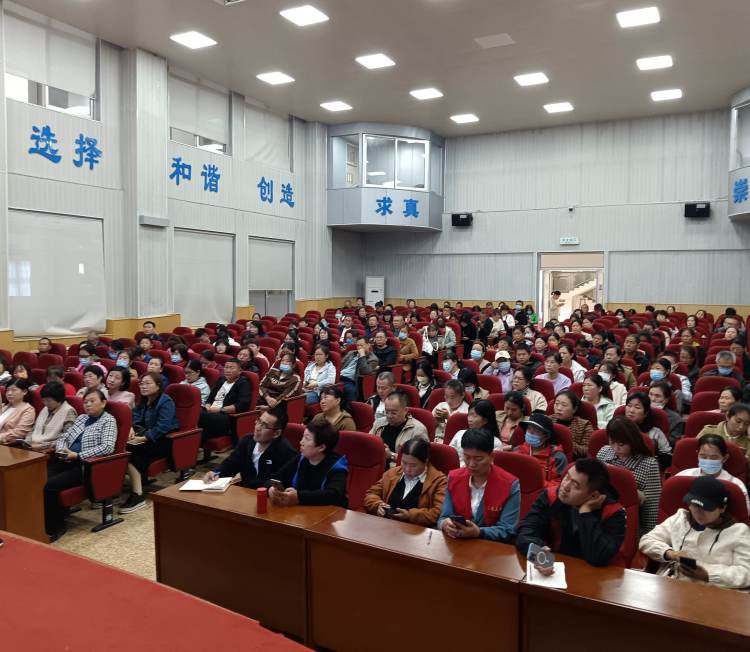 高密三中举行父母大讲堂活动建立良好亲子关系做新时代成长型父母