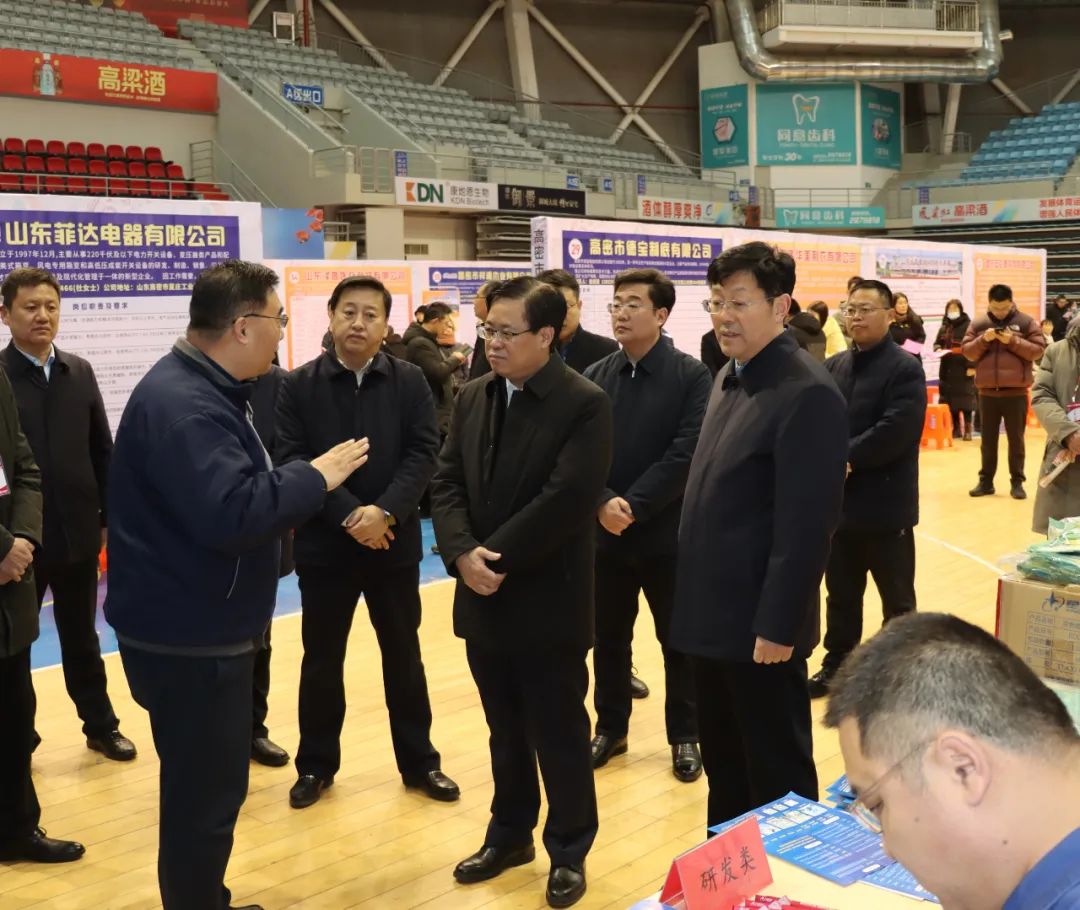 王文琦到春风行动大型人才招聘会现场调研指导